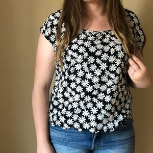 Vintage daisy scalloped blouse